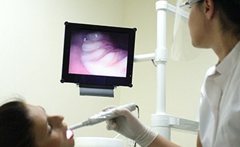 Dentist capturing intraoral photos of the teeth during dental exam